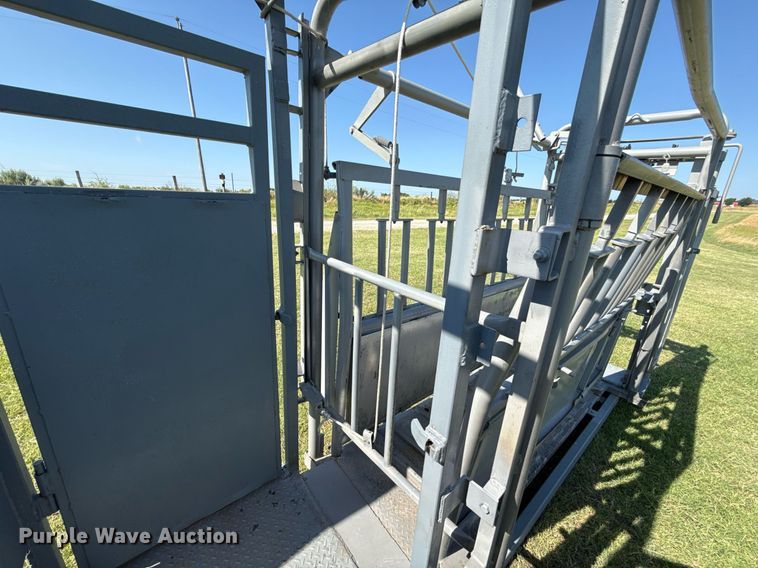 image for item HI9289 Molly Mfg. P-Tub livestock chute
