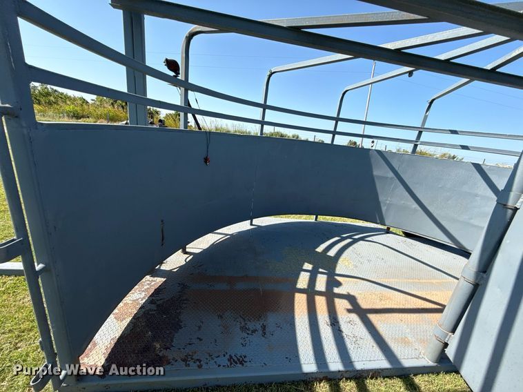 image for item HI9289 Molly Mfg. P-Tub livestock chute