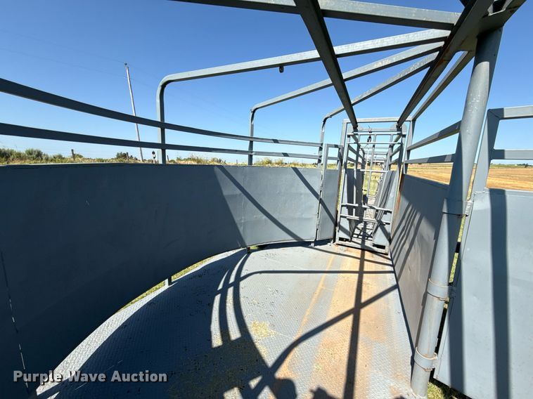 image for item HI9289 Molly Mfg. P-Tub livestock chute