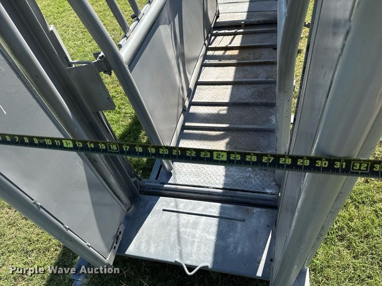 image for item HI9289 Molly Mfg. P-Tub livestock chute