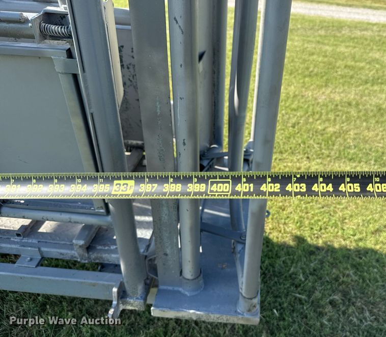 image for item HI9289 Molly Mfg. P-Tub livestock chute