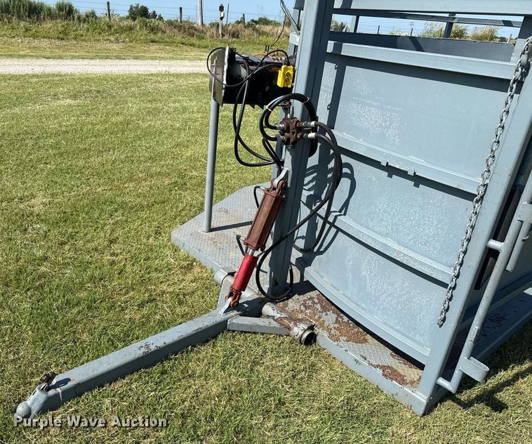 image for item HI9289 Molly Mfg. P-Tub livestock chute