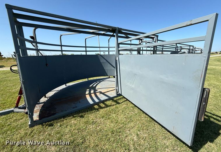 image for item HI9289 Molly Mfg. P-Tub livestock chute