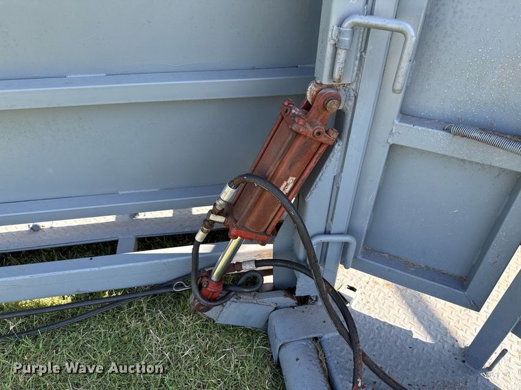 image for item HI9289 Molly Mfg. P-Tub livestock chute