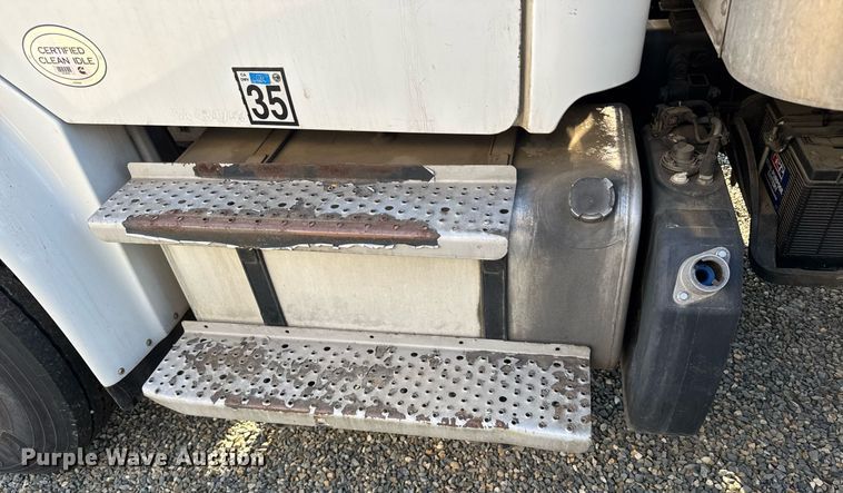 image for item DH8629 2013 Freightliner Business Class M2 box truck