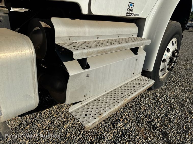 image for item DH8629 2013 Freightliner Business Class M2 box truck