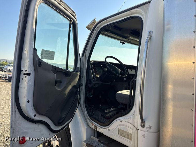 image for item DH8629 2013 Freightliner Business Class M2 box truck