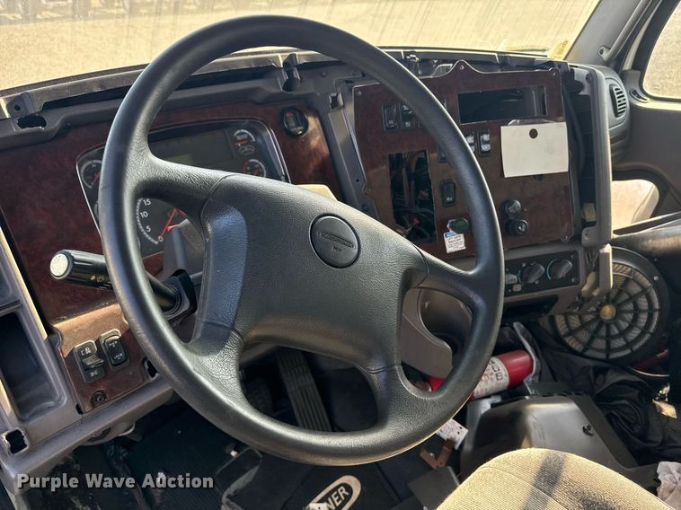 image for item DH8629 2013 Freightliner Business Class M2 box truck