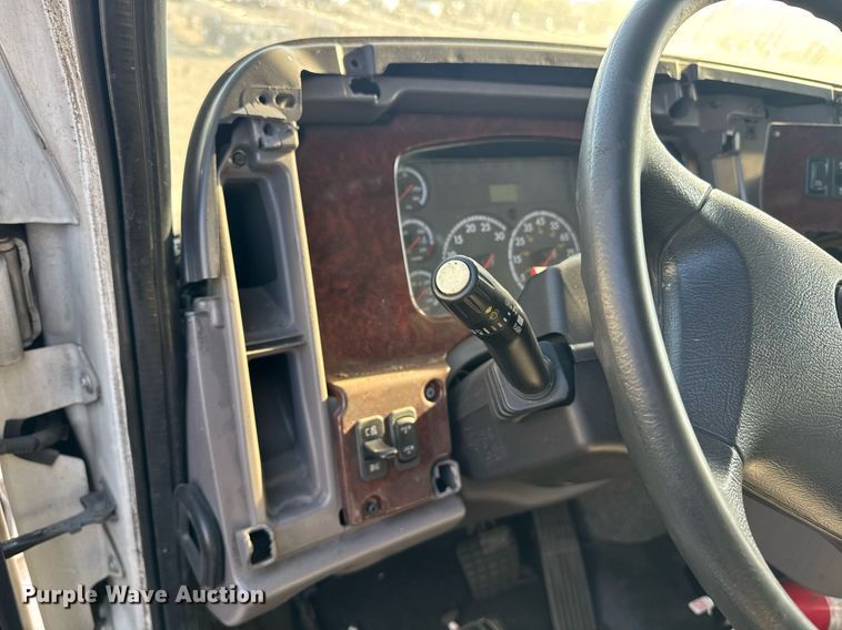 image for item DH8629 2013 Freightliner Business Class M2 box truck