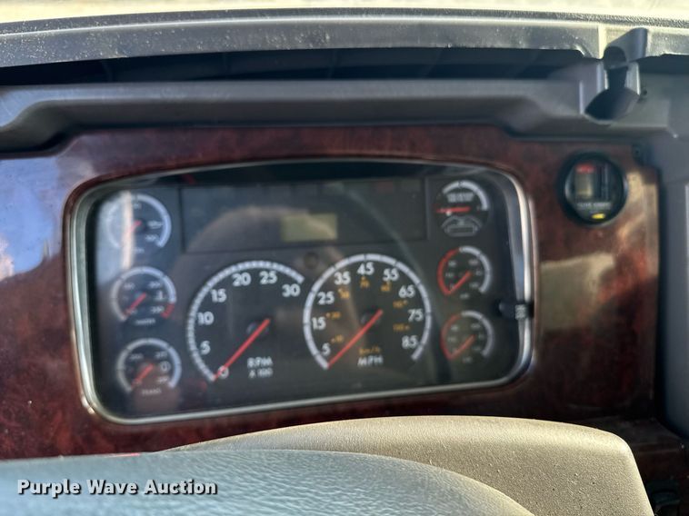 image for item DH8629 2013 Freightliner Business Class M2 box truck