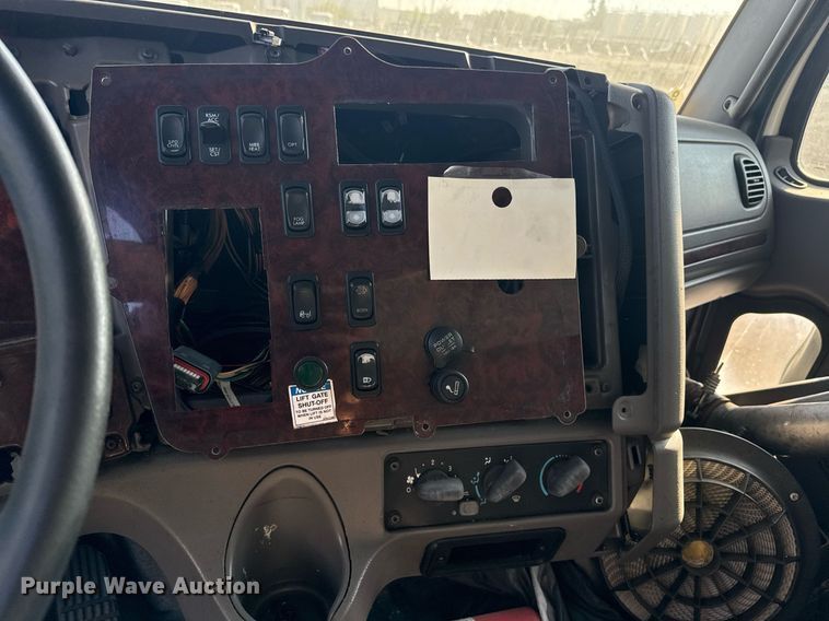 image for item DH8629 2013 Freightliner Business Class M2 box truck