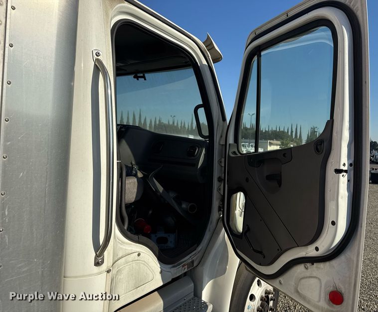 image for item DH8629 2013 Freightliner Business Class M2 box truck