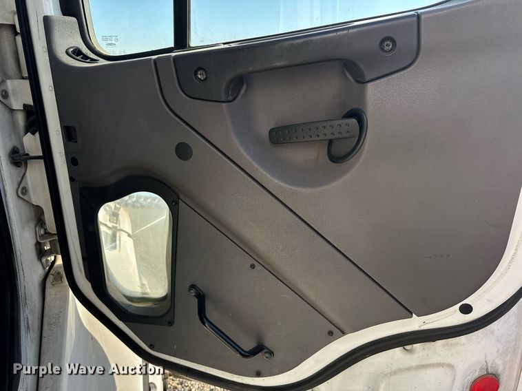 image for item DH8629 2013 Freightliner Business Class M2 box truck