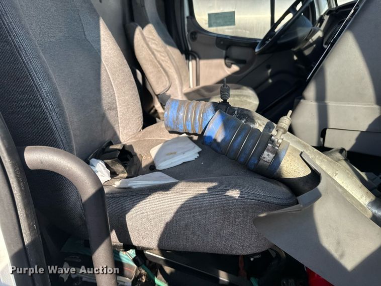 image for item DH8629 2013 Freightliner Business Class M2 box truck