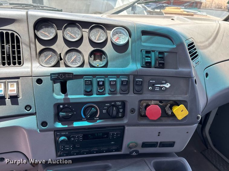 image for item DH8655 1997 Ford LT9501 semi truck