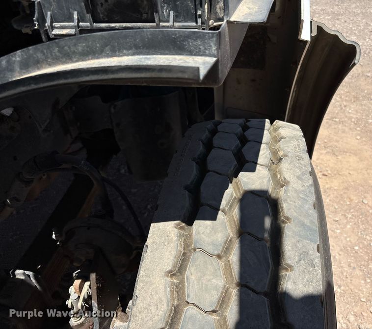 image for item DH8655 1997 Ford LT9501 semi truck