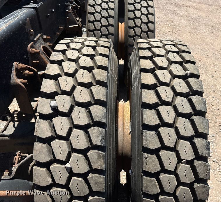 image for item DH8655 1997 Ford LT9501 semi truck