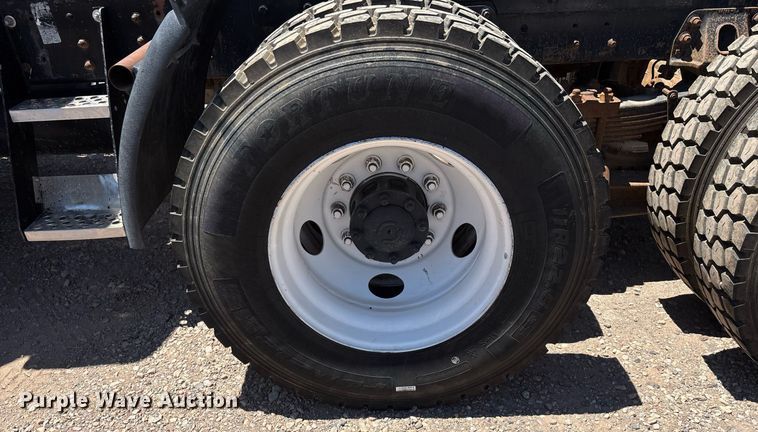 image for item DH8655 1997 Ford LT9501 semi truck