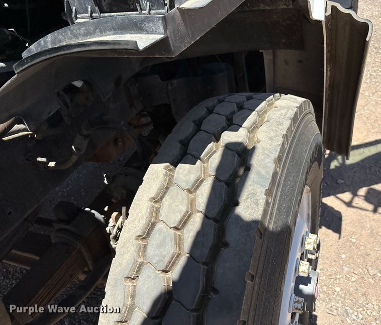 image for item DH8655 1997 Ford LT9501 semi truck