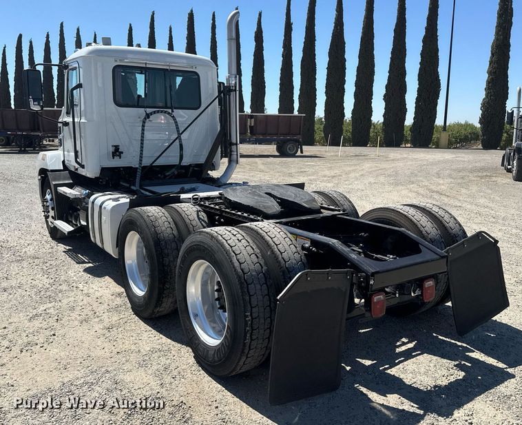 image for item DH8662 2020 Mack Anthem AN64T semi truck