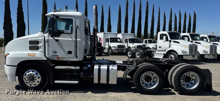 image for item DH8662 2020 Mack Anthem AN64T semi truck