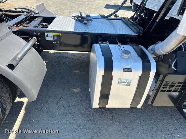 image for item DH8662 2020 Mack Anthem AN64T semi truck