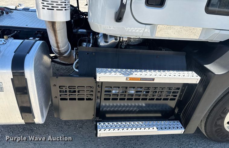 image for item DH8662 2020 Mack Anthem AN64T semi truck