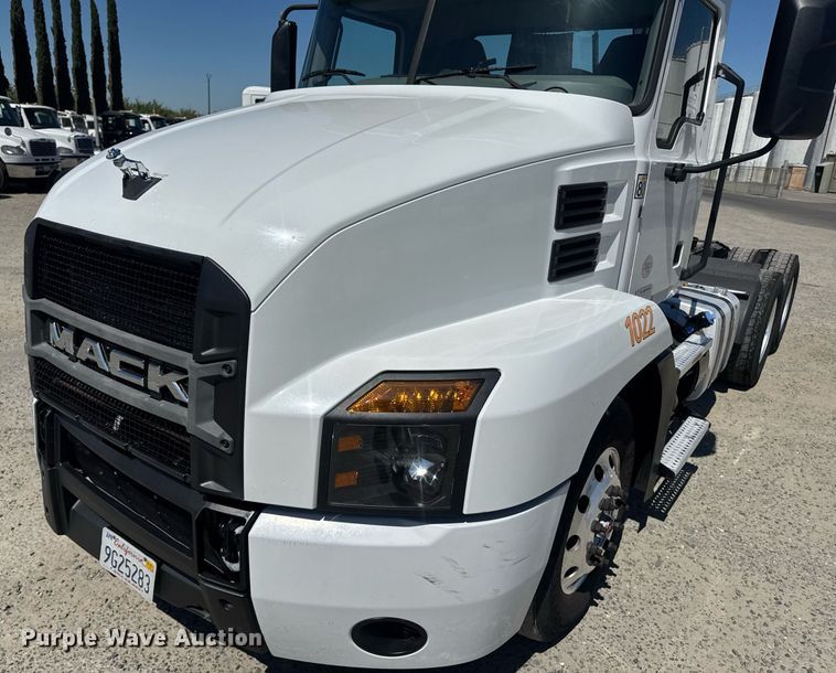 image for item DH8662 2020 Mack Anthem AN64T semi truck