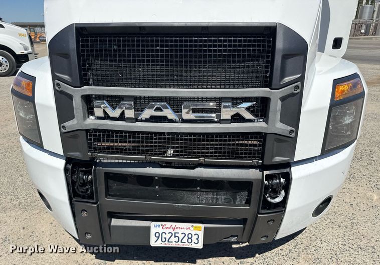 image for item DH8662 2020 Mack Anthem AN64T semi truck