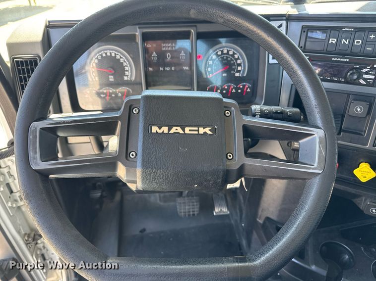 image for item DH8662 2020 Mack Anthem AN64T semi truck