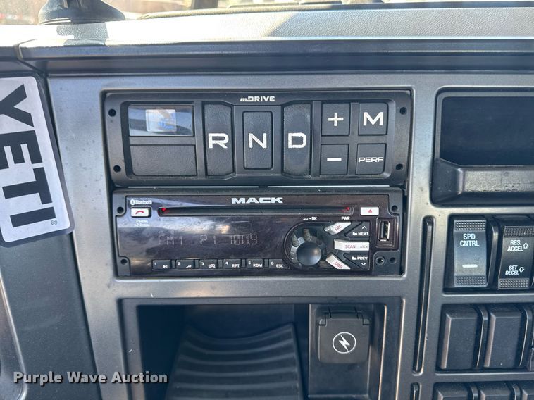 image for item DH8662 2020 Mack Anthem AN64T semi truck