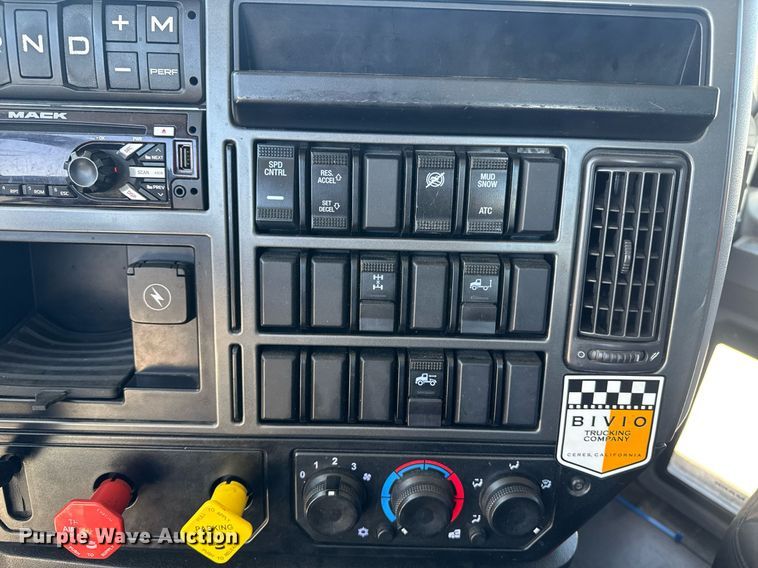 image for item DH8662 2020 Mack Anthem AN64T semi truck