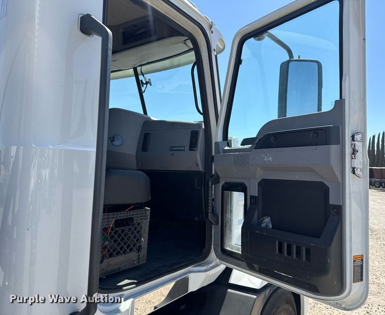 image for item DH8662 2020 Mack Anthem AN64T semi truck