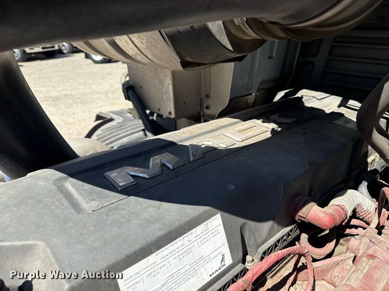 image for item DH8662 2020 Mack Anthem AN64T semi truck