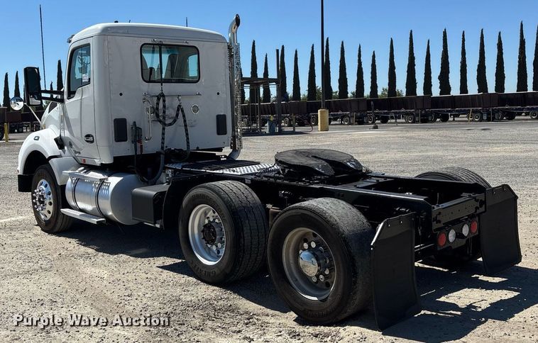 image for item DH8663 2018 Kenworth T880 semi truck