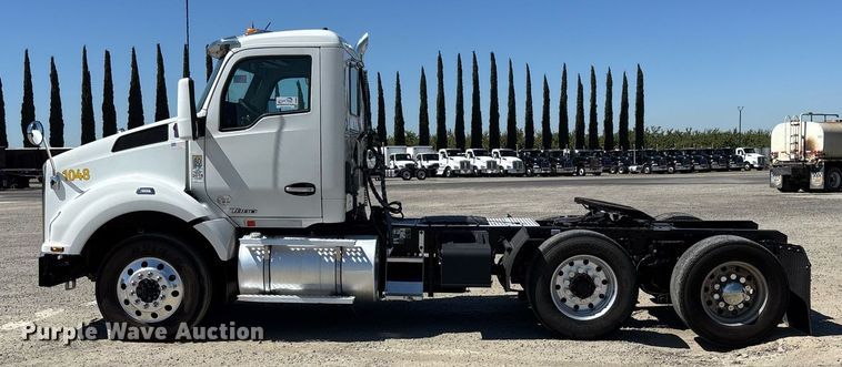 image for item DH8663 2018 Kenworth T880 semi truck