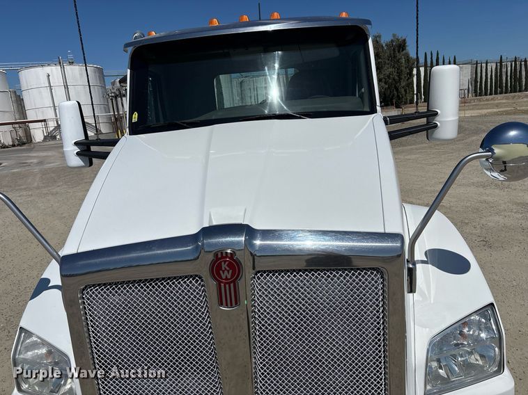image for item DH8663 2018 Kenworth T880 semi truck
