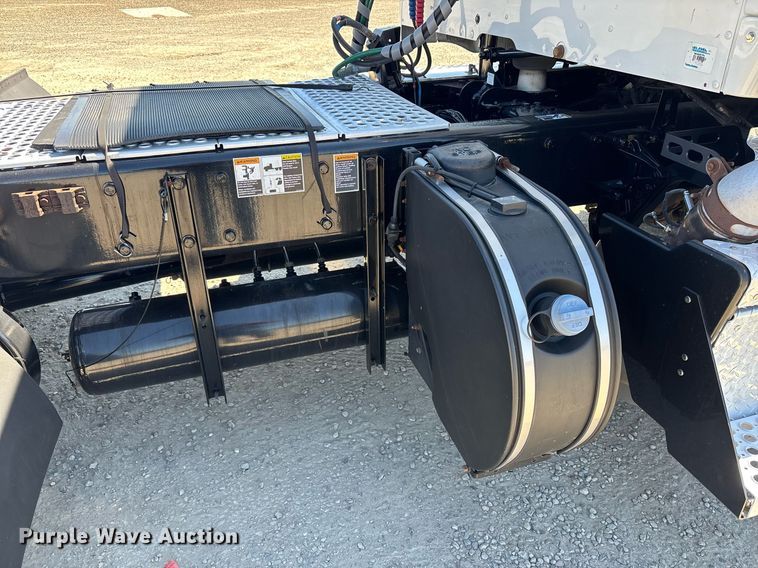 image for item DH8663 2018 Kenworth T880 semi truck