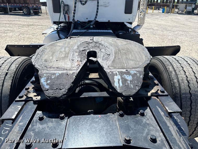 image for item DH8663 2018 Kenworth T880 semi truck