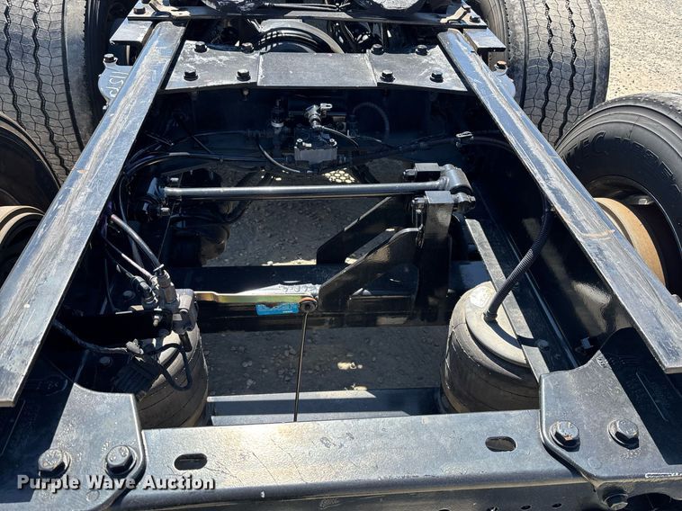 image for item DH8663 2018 Kenworth T880 semi truck