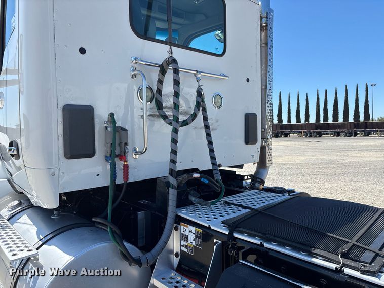 image for item DH8663 2018 Kenworth T880 semi truck