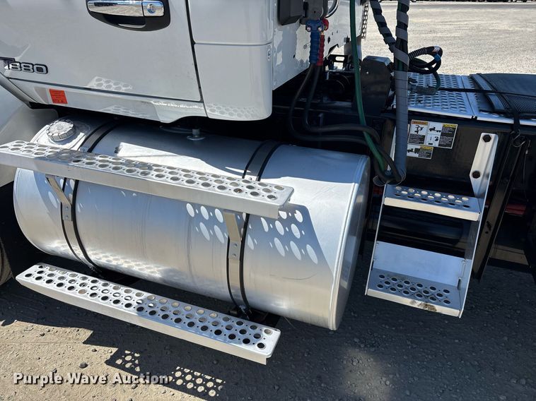 image for item DH8663 2018 Kenworth T880 semi truck