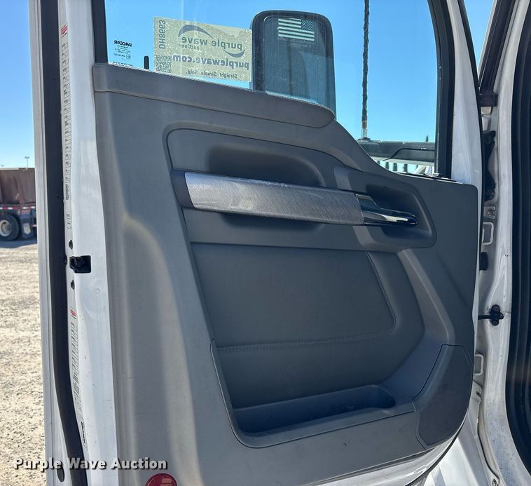 image for item DH8663 2018 Kenworth T880 semi truck