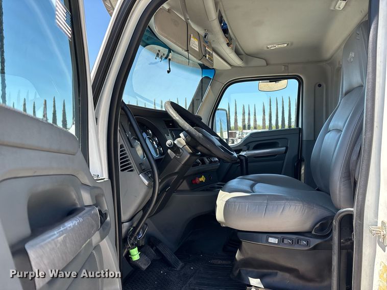 image for item DH8663 2018 Kenworth T880 semi truck