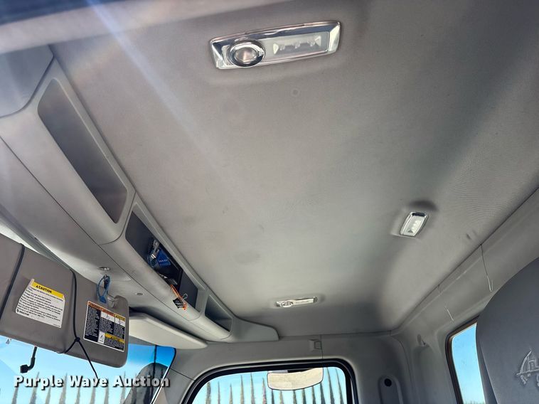 image for item DH8663 2018 Kenworth T880 semi truck