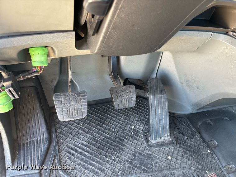 image for item DH8663 2018 Kenworth T880 semi truck