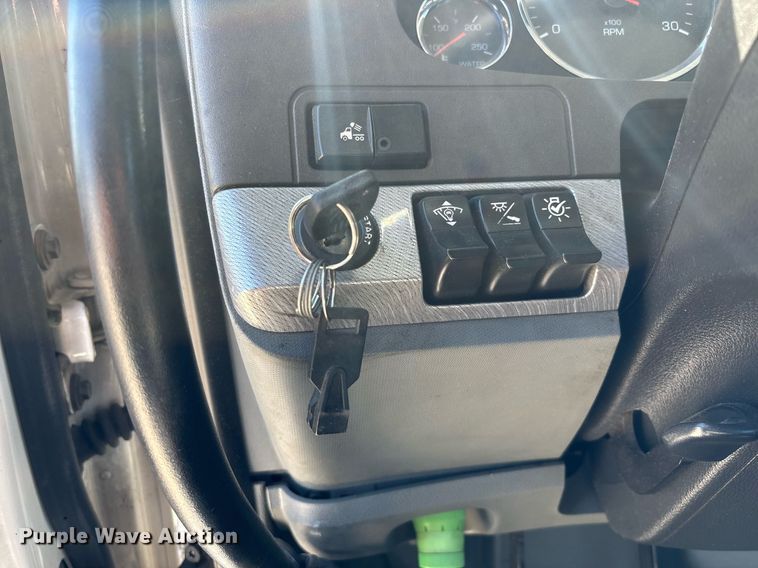 image for item DH8663 2018 Kenworth T880 semi truck