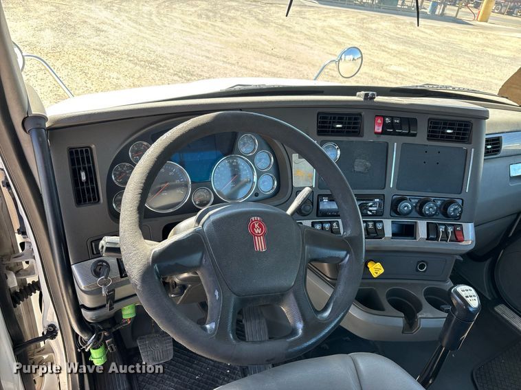 image for item DH8663 2018 Kenworth T880 semi truck