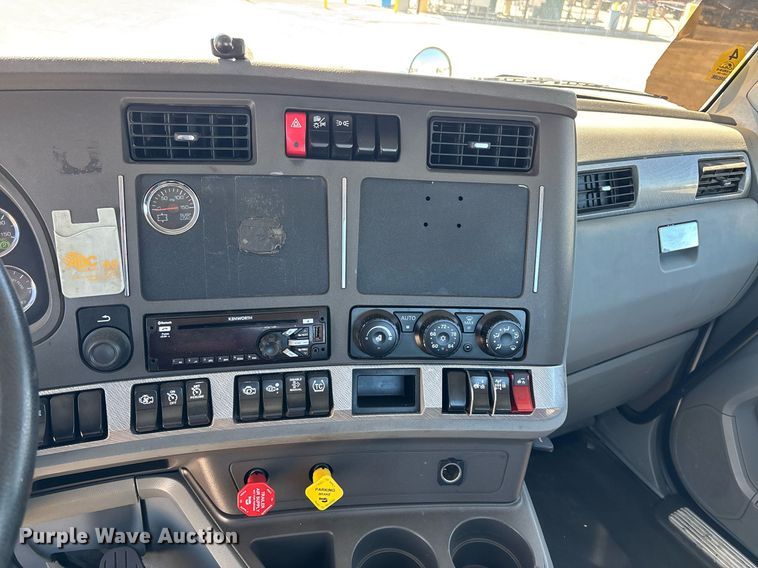 image for item DH8663 2018 Kenworth T880 semi truck