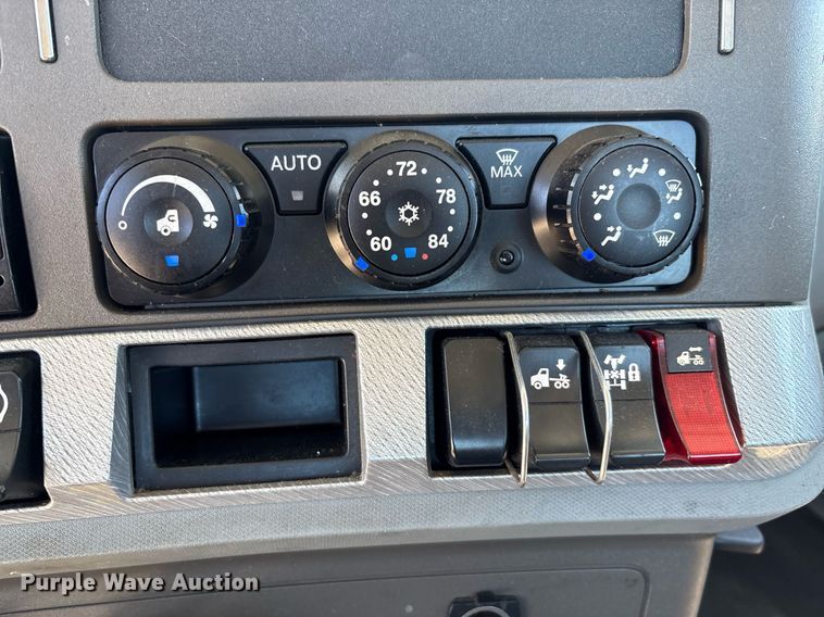 image for item DH8663 2018 Kenworth T880 semi truck